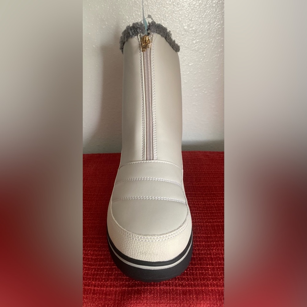 Women's Winter Boots in Cream and Gray - Picture 10 of 16